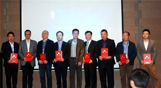 內(nèi)窺鏡專(zhuān)業(yè)委員會(huì)首屆領(lǐng)導(dǎo)成員合影